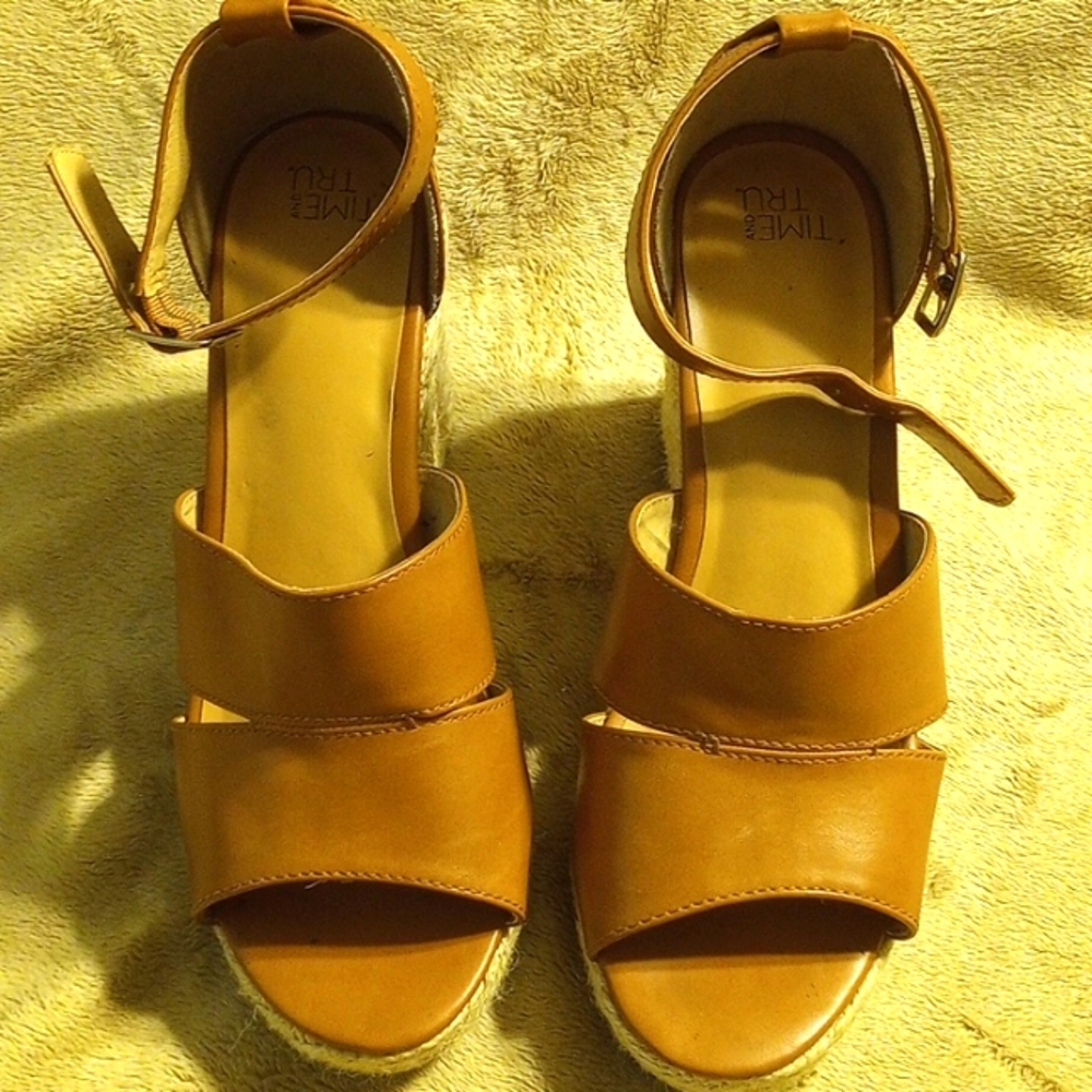 Ladies Time and Tru Size 9 Caramel Wedges.